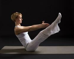 mujer hacer ejercicio yoga interior en negro fondo, foto