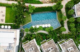 zumbido ver lujo complejo. nadando piscina aéreo disparo. foto