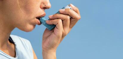 mujer utilizando asma inhalador durante asma ataque. foto