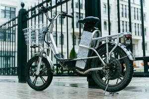 ciudad calle escena con moderno eléctrico bicicleta para entrega Servicio foto