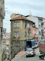 15 de abril 2023 - Estanbul, Turquía - ciudad vida en el estrecho calles de Estanbul foto