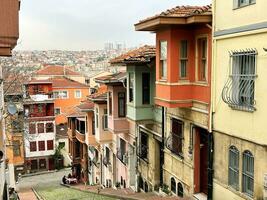 15 de abril 2023 - Estanbul, Turquía - ciudad vida, el personas en el estrecho calle en balat distrito foto