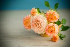 ramo de flores de hermosa naranja rosas en mesa foto