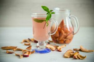 dulce frio compota hervido desde varios seco frutas, en un vaso licorera foto