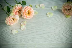 ramo de flores de hermosa naranja rosas en mesa foto