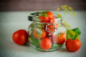 natural Tomates con especias preparado para conservación foto