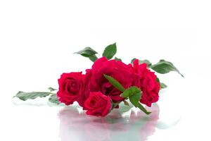 ramo de flores de hermosa rojo rosas aislado en blanco foto
