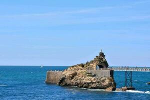 el faro en el rocas foto