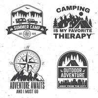 conjunto de al aire libre aventuras inspirador cita. vector. concepto para camisa, logo, imprimir, sello o tee. Clásico tipografía diseño con camper carpa, montaña, bosque, camper remolque silueta vector