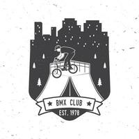 bmx extremo deporte club insignia. vector. concepto para camisa, logo, imprimir, estampilla, tee con hombre paseo en un deporte bicicleta. Clásico tipografía diseño con bmx ciclista y noche ciudad silueta. vector