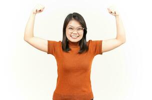 demostración fuerza brazos de hermosa asiático mujer aislado en blanco antecedentes foto
