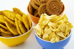 indio calle bocadillo comida Besan Papdi con condimento khari Papdi o chakli en blanco antecedentes foto