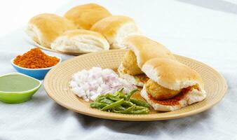 indio famoso calle comida vada pav es un vegetariano rápido comida plato desde Maharashtra foto