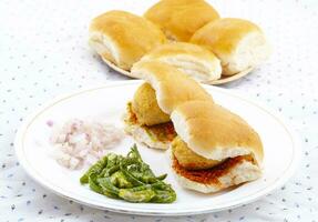 indio famoso calle comida vada pav es un vegetariano rápido comida plato desde Maharashtra foto