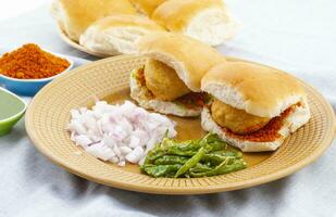 indio famoso calle comida vada pav es un vegetariano rápido comida plato desde Maharashtra foto