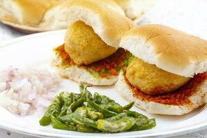 indio famoso calle comida vada pav es un vegetariano rápido comida plato desde Maharashtra foto