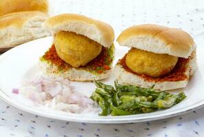 indio famoso calle comida vada pav es un vegetariano rápido comida plato desde Maharashtra foto