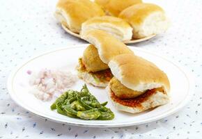 indio famoso calle comida vada pav es un vegetariano rápido comida plato desde Maharashtra foto