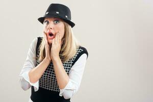 sorprendido mujer con un sombrero foto