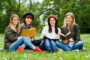 joven hembra estudiantes aprendizaje en el parque foto