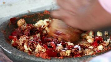 laga mat på Hem använder sig av traditionell Utrustning till slipa varm kryddor. murbruk och mortelstöt video