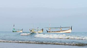 Fischer bereiten ihr Boote zu gehen aus zu Meer und Fang Fisch im das Morgen video