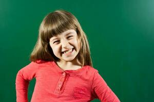 retrato de alegre pequeño niña haciendo muecas foto