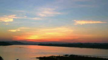 schön Landschaft und sutset von Mekong Fluss zwischen Thailand und Laos von Chiang Khan Bezirk.der Mekong, oder Mekong Fluss, ist ein grenzüberschreitend Fluss im Osten Asien und Süd-Ost Asien video