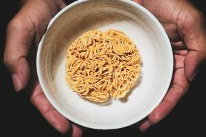 fideos instantáneos en una taza. concepto de crisis alimentaria escasez de alimentos foto