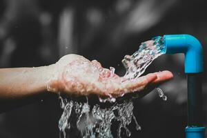 agua administración concepto acceso a limpiar agua para el pobre. mucho de limpiar agua fluye mediante tubería para distribución a el público. foto