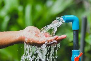 agua administración concepto acceso a limpiar agua para el pobre. mucho de limpiar agua fluye mediante tubería para distribución a el público. foto