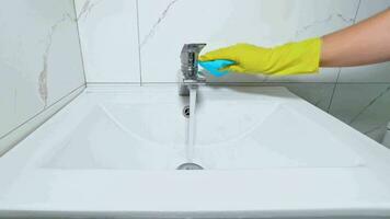 limpieza lavabo con guantes, higiene rutina video