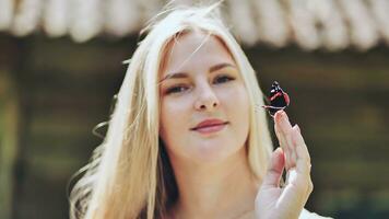 joven rubia niña con un mariposa en un verano tarde. foto