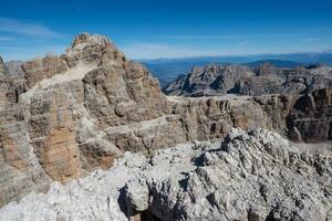 vista de los picos de las montañas brenta dolomitas. trentino, italia foto