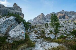 turista camino con hermosa dolomita paisaje en el fondo, dolomitas, Italia foto