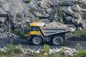 camión volquete en minería de piedra caliza, maquinaria pesada. minería en la cantera. foto