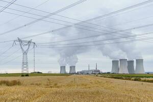 central nuclear de dukovany, región de vysocina, república checa, europa. foto