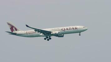 Phuket, Tailandia gennaio 29, 2023 passeggeri aereo boeing 777 di Qatar airways atterraggio a Phuket aeroporto. largo corpo pesante tavola si avvicina video