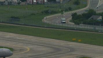 sochi, Russia agosto 02, 2022 airbus a320 di aeroflotta su il taxiway a sochi aeroporto. vicino il campo di aviazione Là è un' città trasporto autostrada video