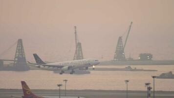 hong Kong november 07, 2019 luchtbus a330 van Thais in ster alliantie kleurstelling landen Bij chek ronde kok Internationale luchthaven, hong kong. vliegtuig Bij zonsondergang. video