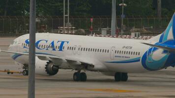 Phuket, Thaïlande février 26, 2023 avion de scat à phuket aéroport. vol avoir prêt à prendre désactivé. aéroport Personnel sur le aérodrome. remorqueur tirant avion video