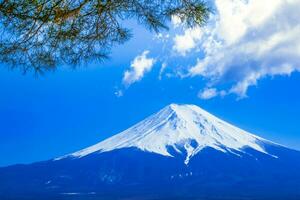 montaña fuji de nieve en parte superior en Japón con azul cielo y nubes, hermosa paisaje ver antecedentes foto