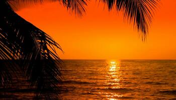 hermosa playa tropical al atardecer con palmeras y cielo rosa para viajes y vacaciones en tiempo de relajación de vacaciones foto