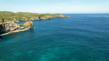 aéreo vídeo de kelingking playa, nusa penida es uno de el más increíble sitio para visitar en Indonesia el ojos de viajeros tener un ver increíble natural paisaje. bali, Indonesia, desembarco 4, 2023 video