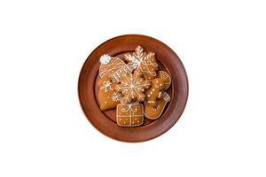 hermosa delicioso dulce invierno Navidad pan de jengibre galletas en un bronce texturizado antecedentes foto