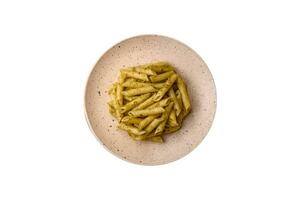 delicioso Fresco pasta pasta con verde pesto salsa con albahaca, sal y especias foto