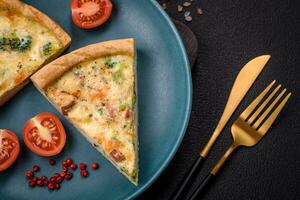 delicioso Quiche con brócoli, queso, pollo, especias y hierbas foto