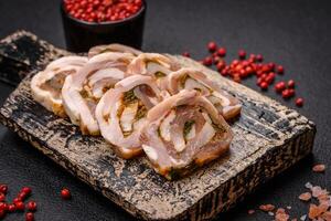 delicioso pastel de carne con manteca de cerdo, sal, especias y hierbas cortar dentro rebanadas foto