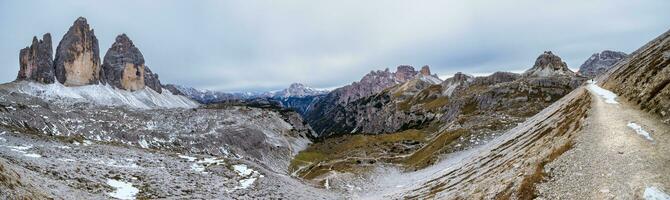 ver de famoso tre cime picos en tre cime di lavaredo nacional parque, dolomiti Alpes, sur Tirol, Italia foto