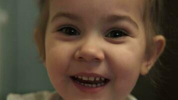 retrato de un contento niño riendo y mirando a el cámara. video